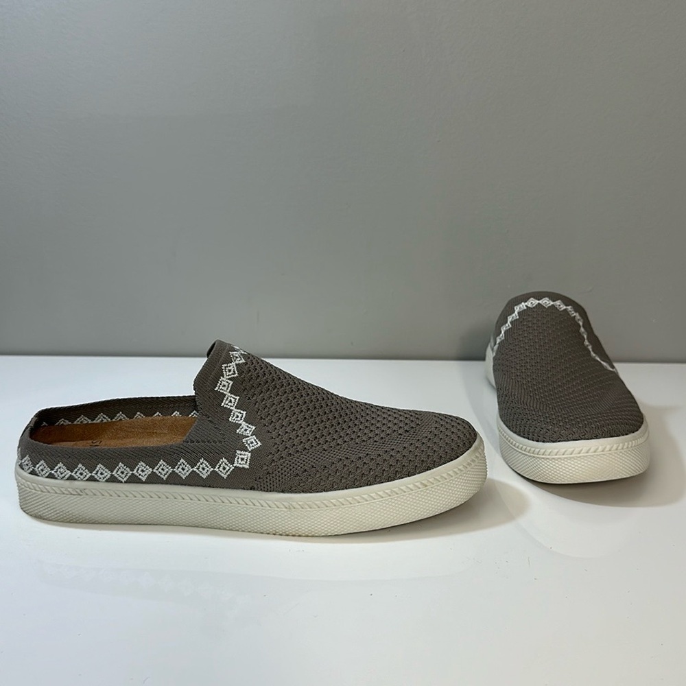 Earth Origins Zilly Embroidered Knit Mules Size 7